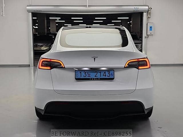 2025 Tesla Model Y — Photo 3