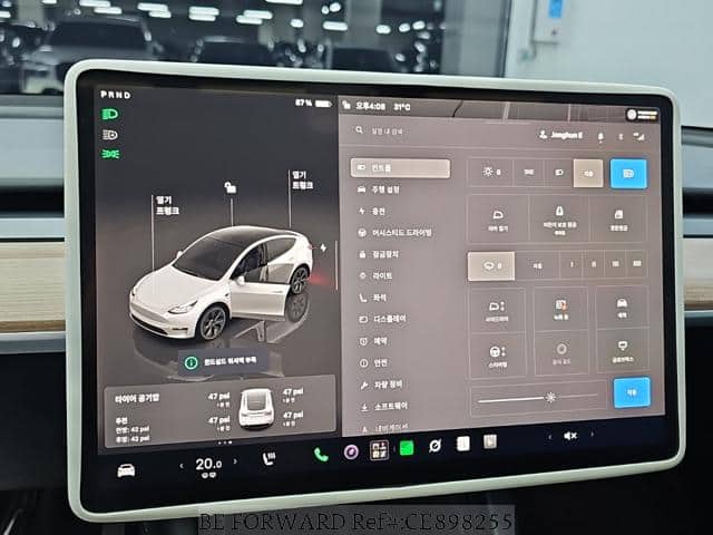 2025 Tesla Model Y — Photo 10