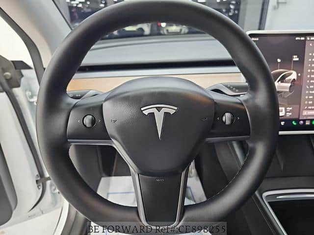 2025 Tesla Model Y — Photo 9